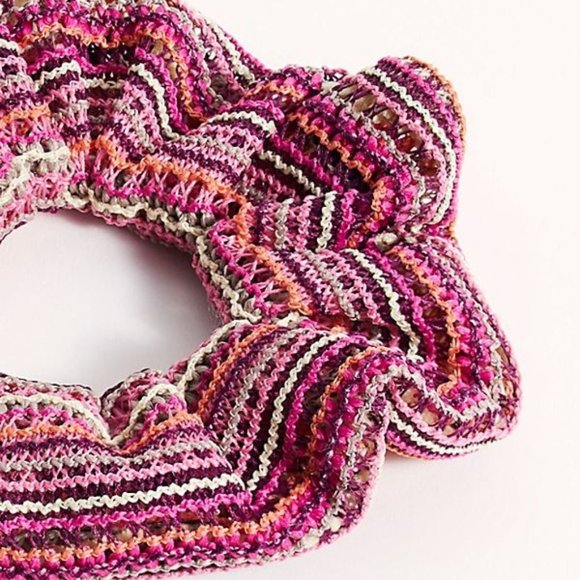 Free People Maisie Crochet Scrunchie Coral Pink - Picture 3 of 3